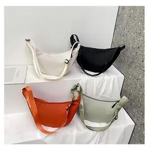 Dettagli di quattro borse a mezzaluna in nylon colorato con ampie tracolle regolabili