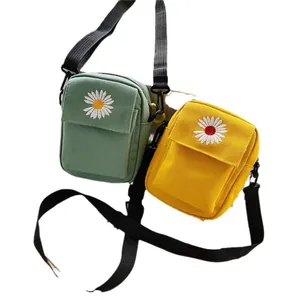 Piccola borsa a tracolla in tela con margherita ricamata e tracolla regolabile