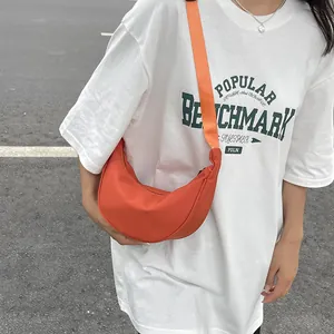 Borsa a tracolla a mezzaluna in nylon arancione con ampia tracolla regolabile