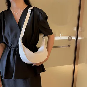 Borsa a tracolla bianca a mezzaluna con ampia tracolla in tessuto regolabile