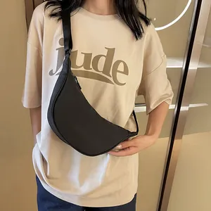 Borsa a tracolla a mezzaluna nera minimalista con cinturino largo e cerniera