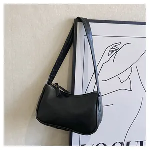 Detaillierte Nahaufnahme einer minimalistischen schwarzen PU-Leder Baguette-Tasche in Halbmondform