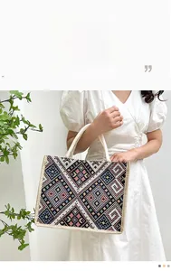 Dettaglio della borsa tote in tessuto con motivi etnici e manici color beige