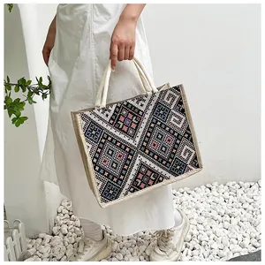 Dettaglio della trama geometrica ricamata in stile boho su borsa tote in lino