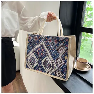 Dettaglio della trama etnica intrecciata e del tessuto sulla borsa tote in tela