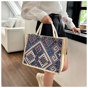 Dettaglio del motivo geometrico etnico intrecciato sulla grande borsa in tela