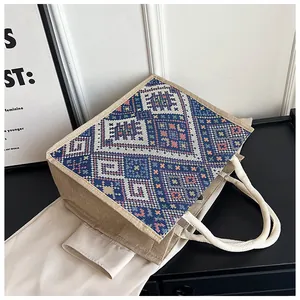 Dettaglio ravvicinato del motivo geometrico etnico sulla grande borsa tote in juta