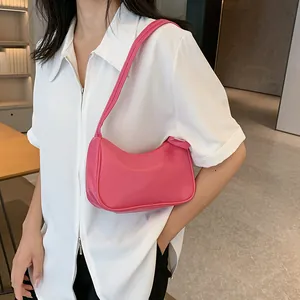 Schicke pinkfarbene Halbmond-Achseltasche aus PU-Leder, getragen von einem Modell