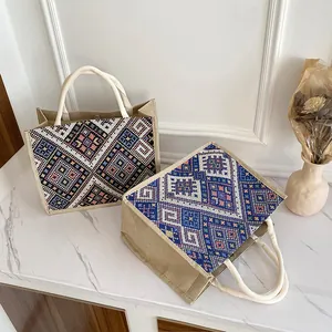 Borsa tote etnica in juta con motivi geometrici colorati e manici in corda