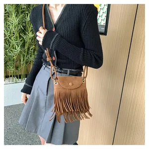 Détail du sac bandoulière marron en daim à franges montrant la texture et la finition