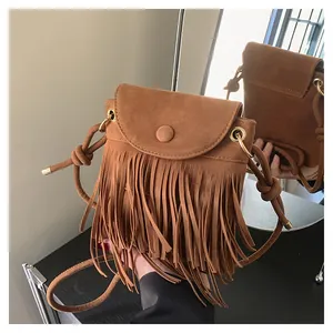 Détail du sac bandoulière en daim caramel avec longues franges et fine bandoulière