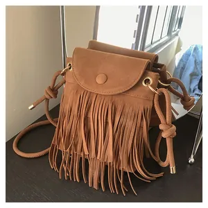 Détail du sac bohème en daim marron avec franges et bandoulière à nœud décoratif