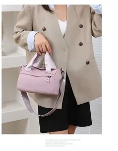 Dettaglio della borsa a tracolla in nylon viola con tessuto impermeabile e zip