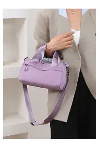 Dettagli della borsa a tracolla in nylon lavanda con tracolla e tasche con zip