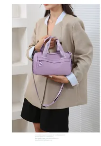 Dettaglio della borsa multifunzionale in nylon viola con tracolla e cerniere d'argento