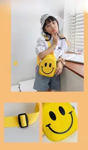 Détail du tissu en toile jaune et de la sangle réglable du sac de poitrine pour enfants