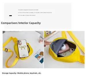 Détail montrant la capacité intérieure du sac de poitrine en nylon jaune avec smiley
