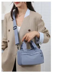 Vista dettagliata della borsa a tracolla in nylon azzurro con ampia tracolla regolabile