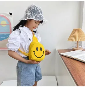 Fille asiatique portant un sac à bandoulière jaune souriant avec sangle réglable