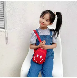 Détail du sac bandoulière rouge pour enfant avec imprimé smiley blanc et sangle réglable