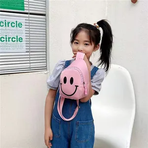 Mini sac de poitrine rose pour enfants avec un motif de visage souriant noir ludique