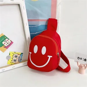 Détail du mini sac de poitrine rouge pour enfants avec smiley blanc et zip orange