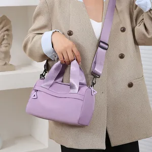 Borsa a mano a tracolla in nylon viola con ampia tracolla per un uso casual quotidiano