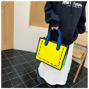 Detail der 2D-Cartoon-Canvas-Tasche in Gelb mit kräftigen schwarzen Umrissen und Farbmix