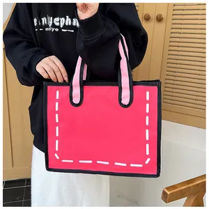Detail der rosa 2D-Cartoon-Canvas-Tasche mit dicken schwarzen Umrissen und weißen Nähten