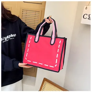 Leuchtend rosa 2D-Cartoon-Stofftasche aus Canvas in lässiger Innenraumumgebung
