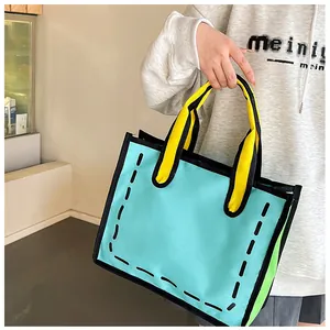 Detailansicht der 2D-Cartoon-Stofftasche in Blau mit markanten schwarzen Linien und gelben Griffen