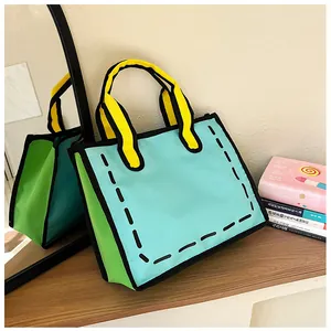Detail der 2D-Cartoon-Stofftasche mit schwarzen Umrissen und kräftigem Colorblocking