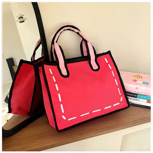 Detailansicht einer rosa Canvas-Tasche im 2D-Cartoon-Stil auf einem Holztisch mit Spiegel