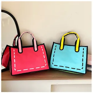 Detailansicht der 2D-Cartoon-Canvas-Taschen mit fetten Umrissen auf einem Holzregal