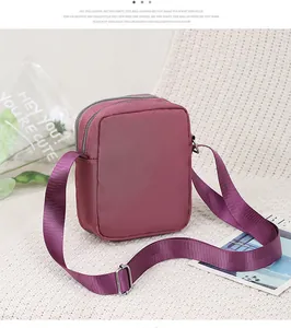 Détail de la sacoche en nylon durable avec double fermeture éclair et bandoulière réglable