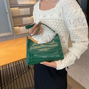 Chique donkergroene okseltas met krokodillenpatroon en gouden hardware voor dames
