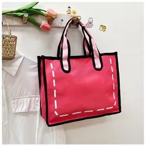 Detail der rosa 2D-Cartoon-Canvas-Tasche, die mit stilvollen Lifestyle-Requisiten hängt