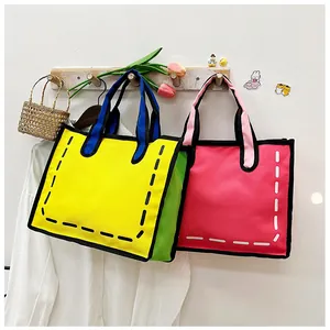 Detailansicht der 2D-Cartoon-Canvas-Taschen mit fetten schwarzen Umrissen auf Holzhaken