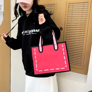 Rote 2D-Cartoon-Stofftasche mit schwarzen Konturen und rosa Tragegriffen