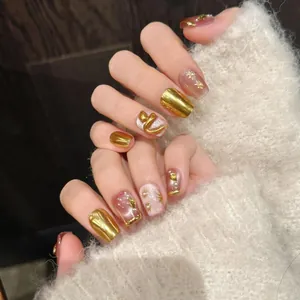 Détails d'ongles 3D serpent doré faits main avec effet œil de chat et perles