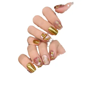 Faux ongles serpent 3D dorés avec finition métallique de luxe et détails de perles chic