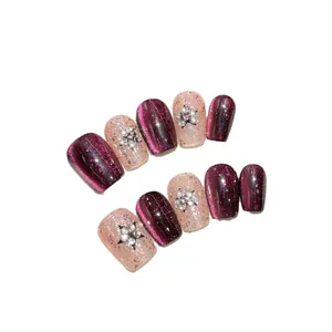 Faux ongles faits main œil de chat violet foncé et nude avec strass en forme d'étoile