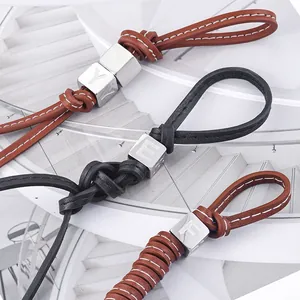 Llavero de cordón de cuero PU plano de 5 mm con cuentas de letras de metal negro y marrón