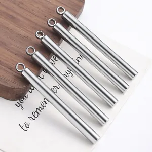 Vijf cilindrische roestvrijstalen hangers met gelaste ringen voor DIY-sieraden maken