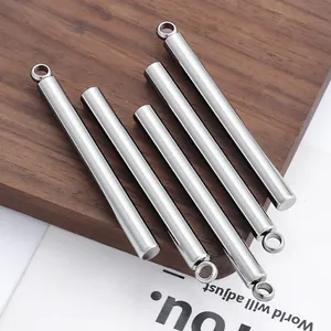 Detail van gepolijste roestvrijstalen cilinderhangers met gelaste ringen voor DIY-sieraden