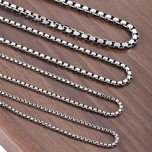 Detailed comparison of five different widths of polished silver Venetian box chains
