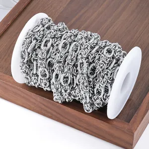 Detail van zilveren roestvrijstalen ketting op witte spoel voor doe-het-zelf sieraden