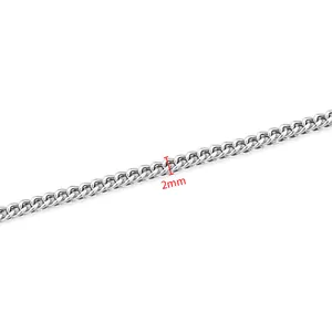 Vista macro de una cadena cubana de 2mm en acero inoxidable plateado para joyería