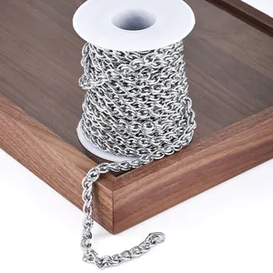 Détail d'une chaîne en métal argenté torsadé sur bobine pour création de bijoux DIY