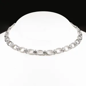 Collier chaîne à maillons en acier inoxydable argenté exposé sur un buste de mannequin